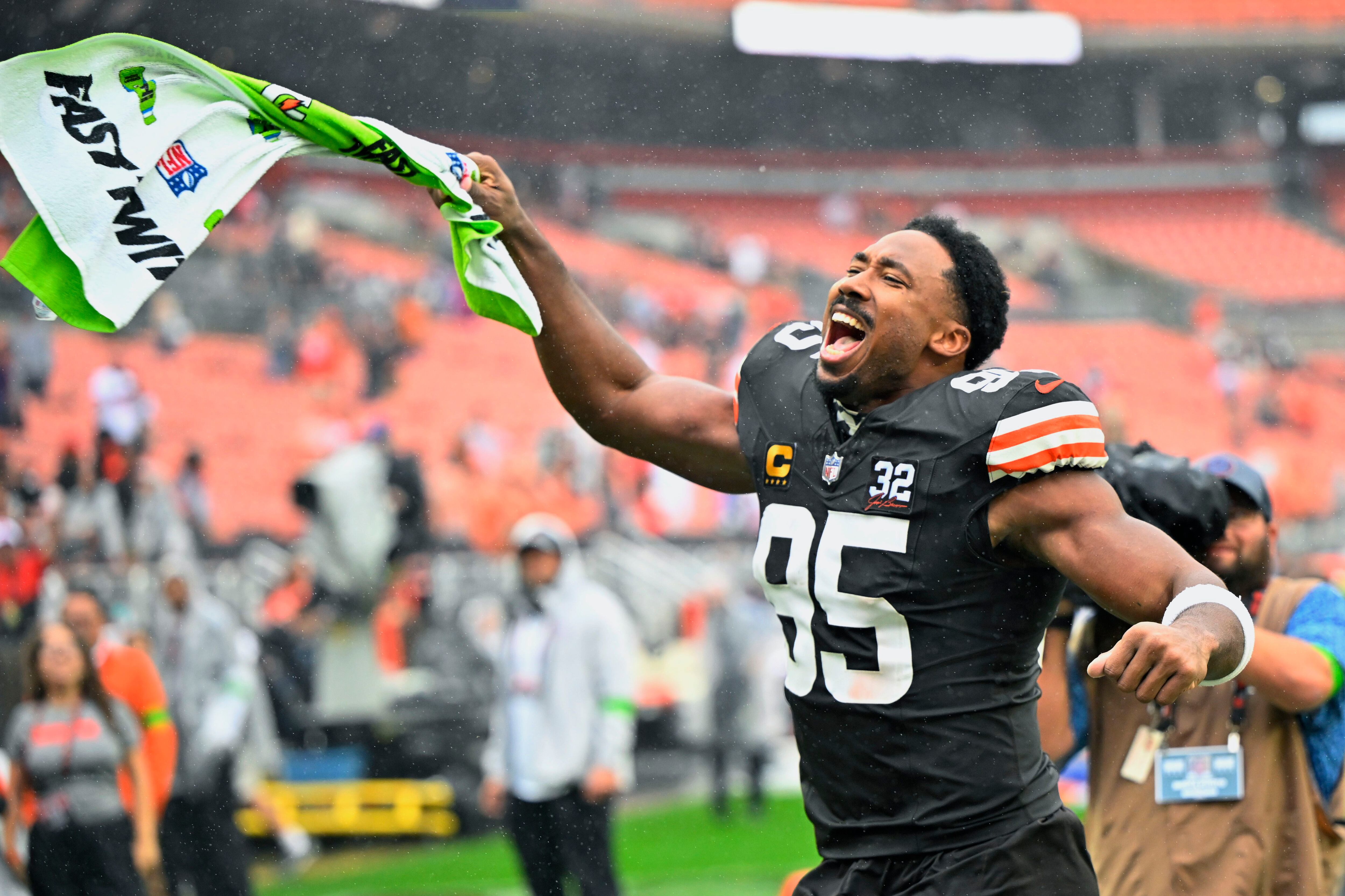 Deshaun Watson runs for TD, Browns bottle up Joe Burrow in 24-3 win over  Bengals in season opener