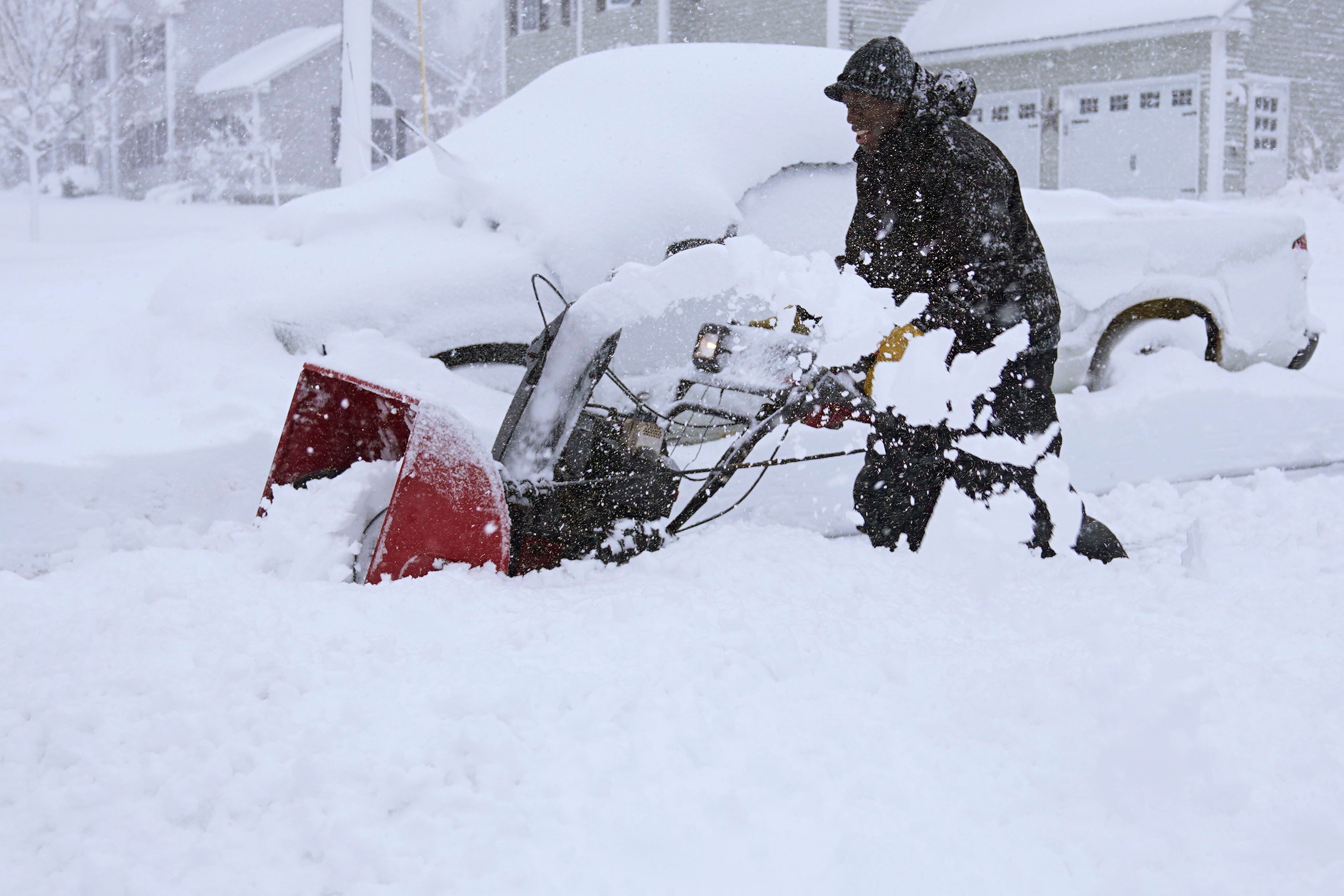 Late winter storm pummels Northeast with heavy wet snow