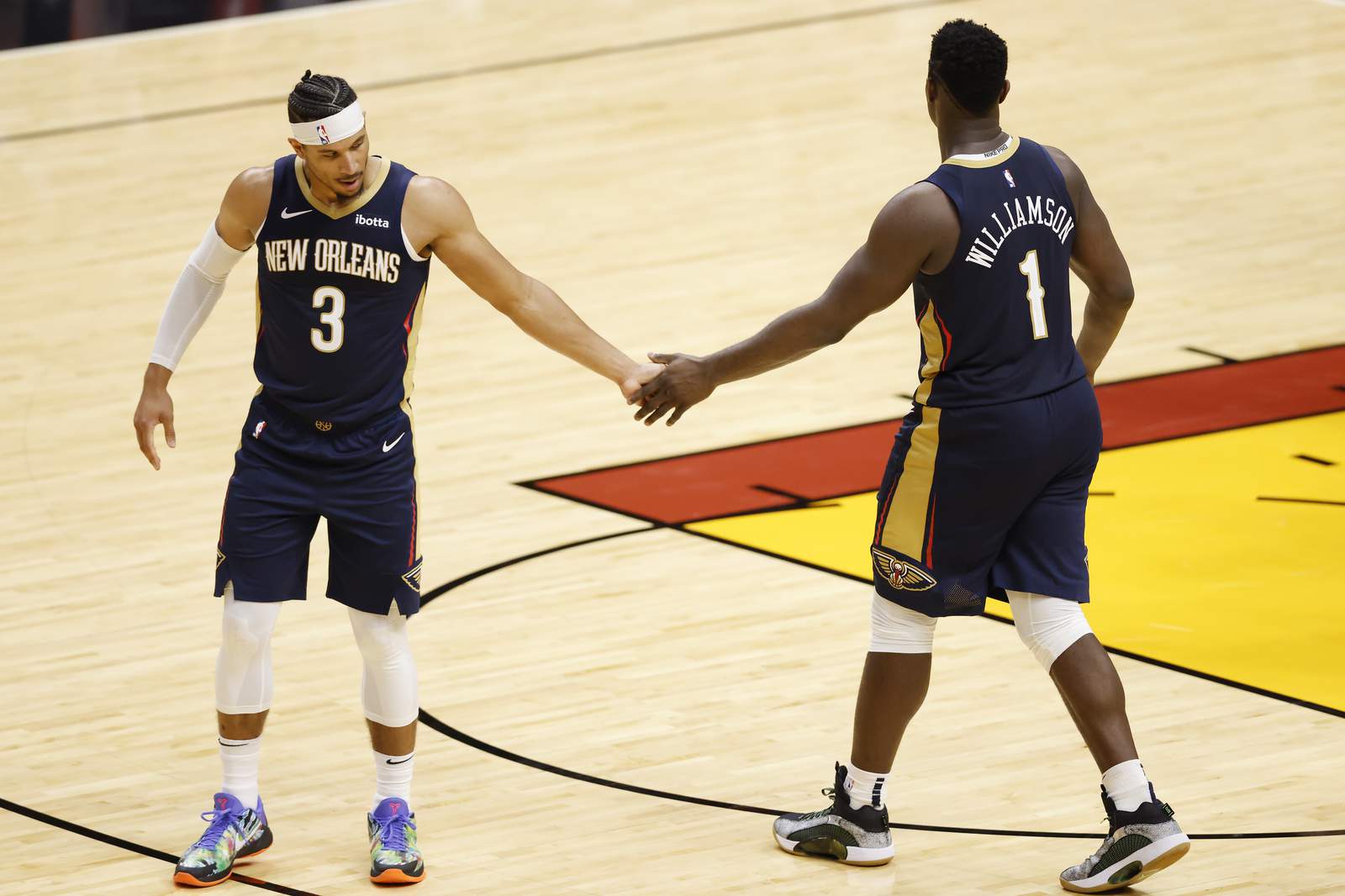 Zion looks sharp, Pelicans top Heat 114-92 in preseason opener