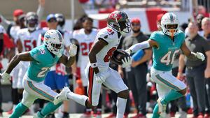 Brady's 5 TD passes to pace Bucs' 45-17 rout of Dolphins