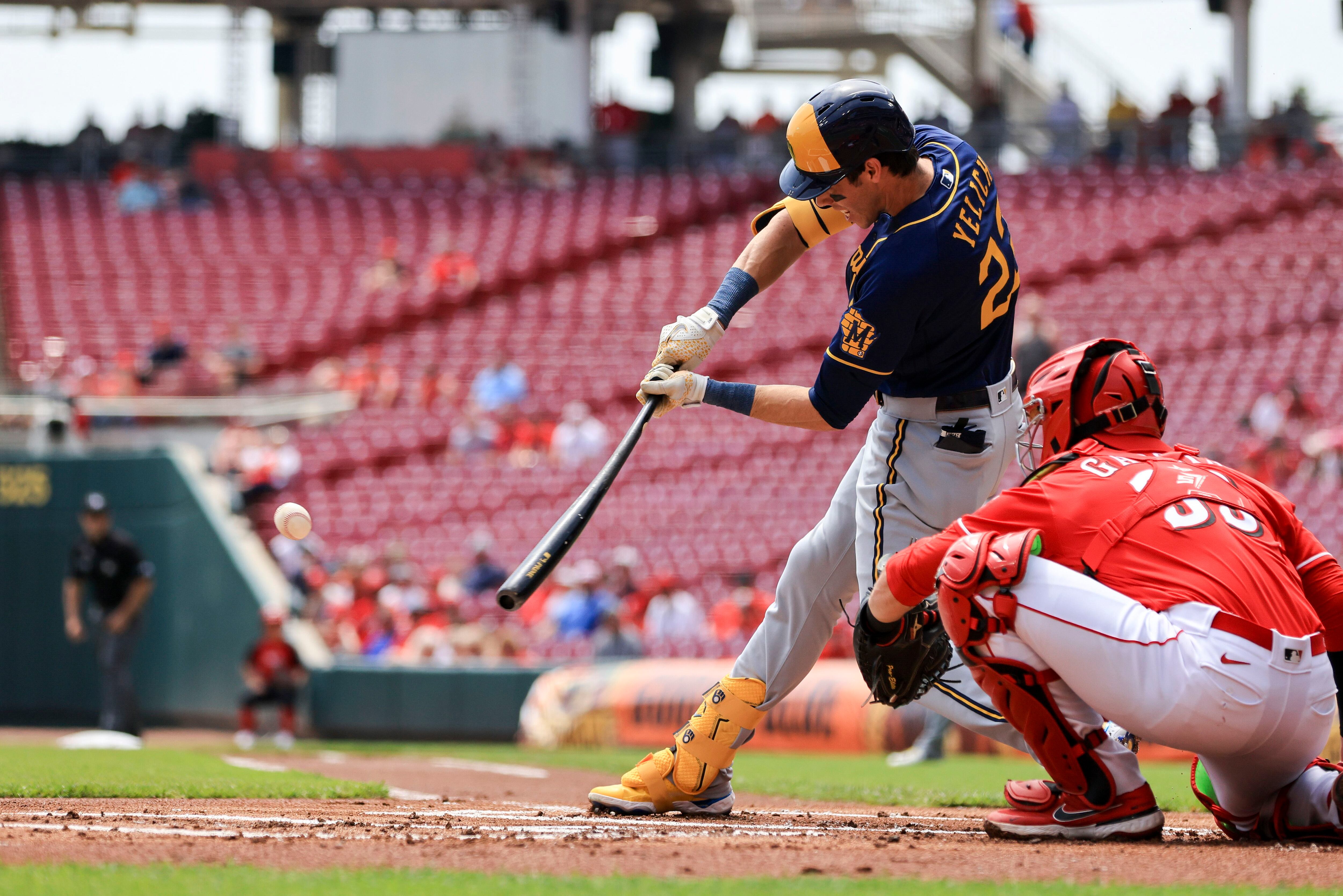 Mike Moustakas walks. Jake Fraley to 2nd., 08/05/2022