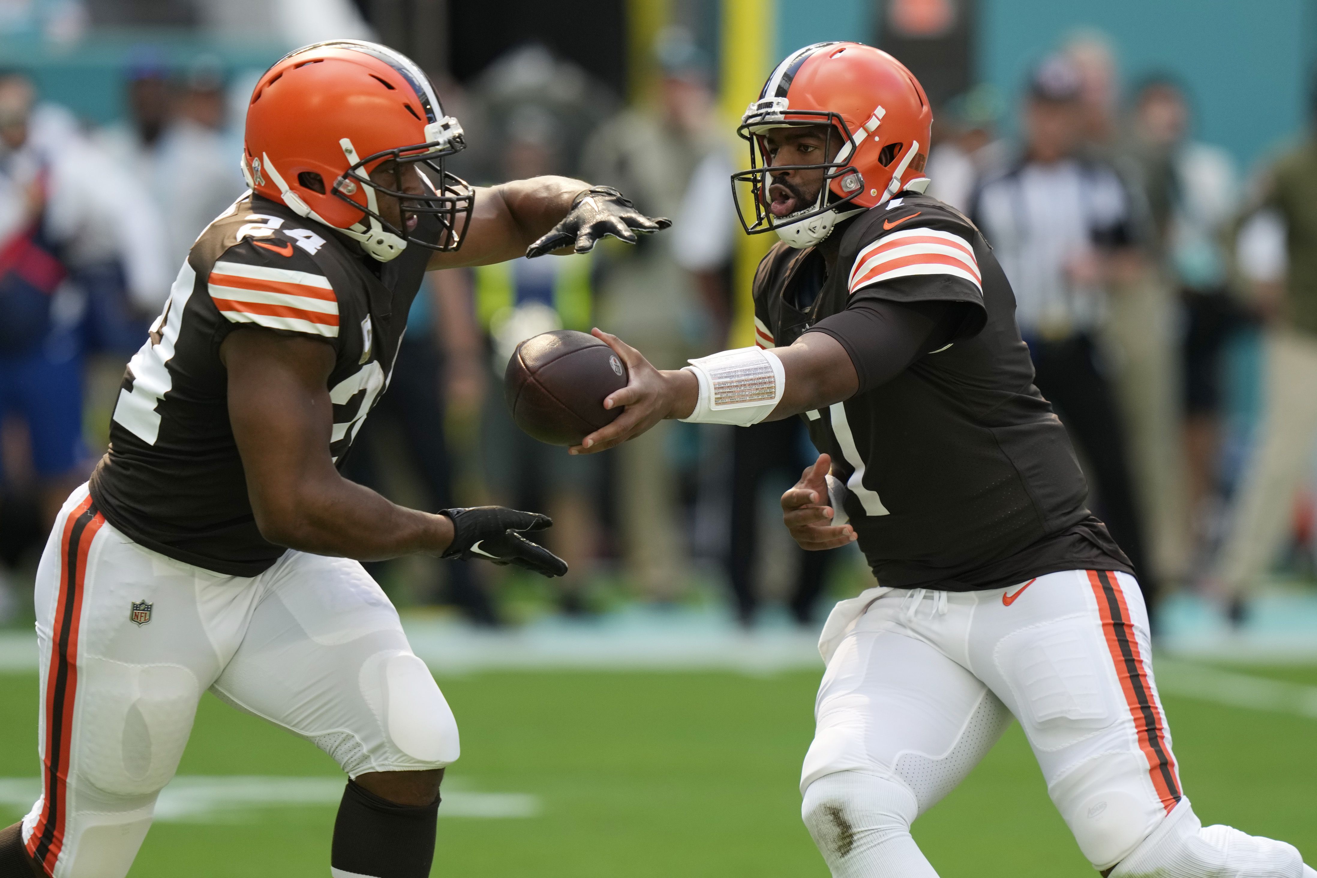 Tagovailoa stays hot, throws for 3 TDs, Dolphins rout Browns