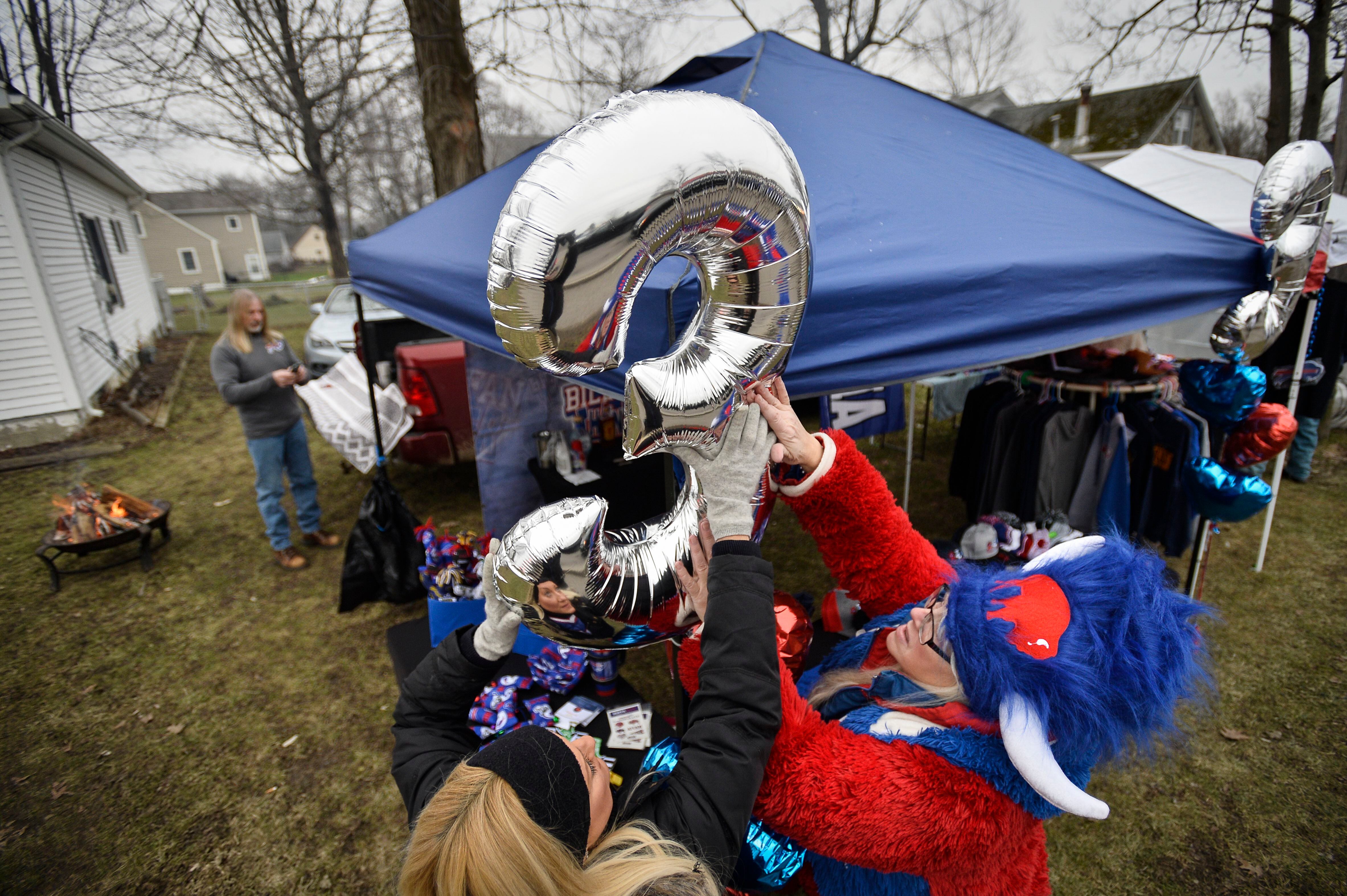 Bills fans set table on fire in wild tailgate video