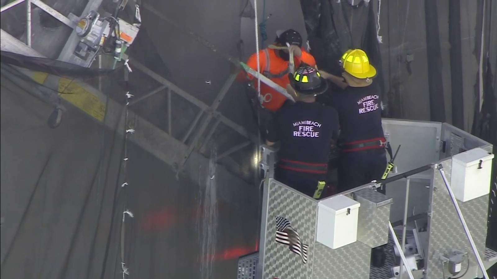 WATCH: Workers rescued after mechanism fails on scaffolding in Miami Beach