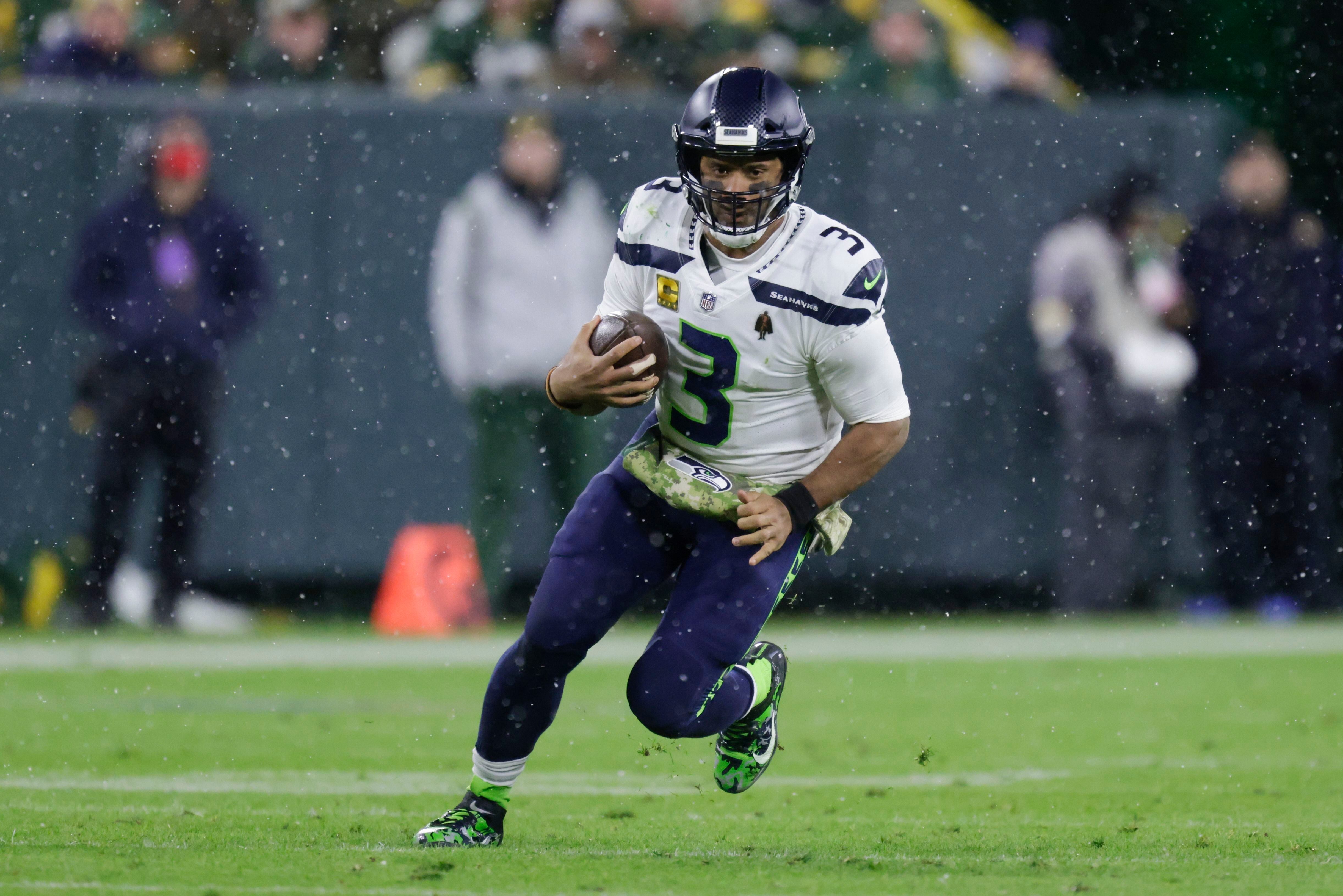 Ciara and Russell Wilson play football with their children ahead of the Pro  Bowl