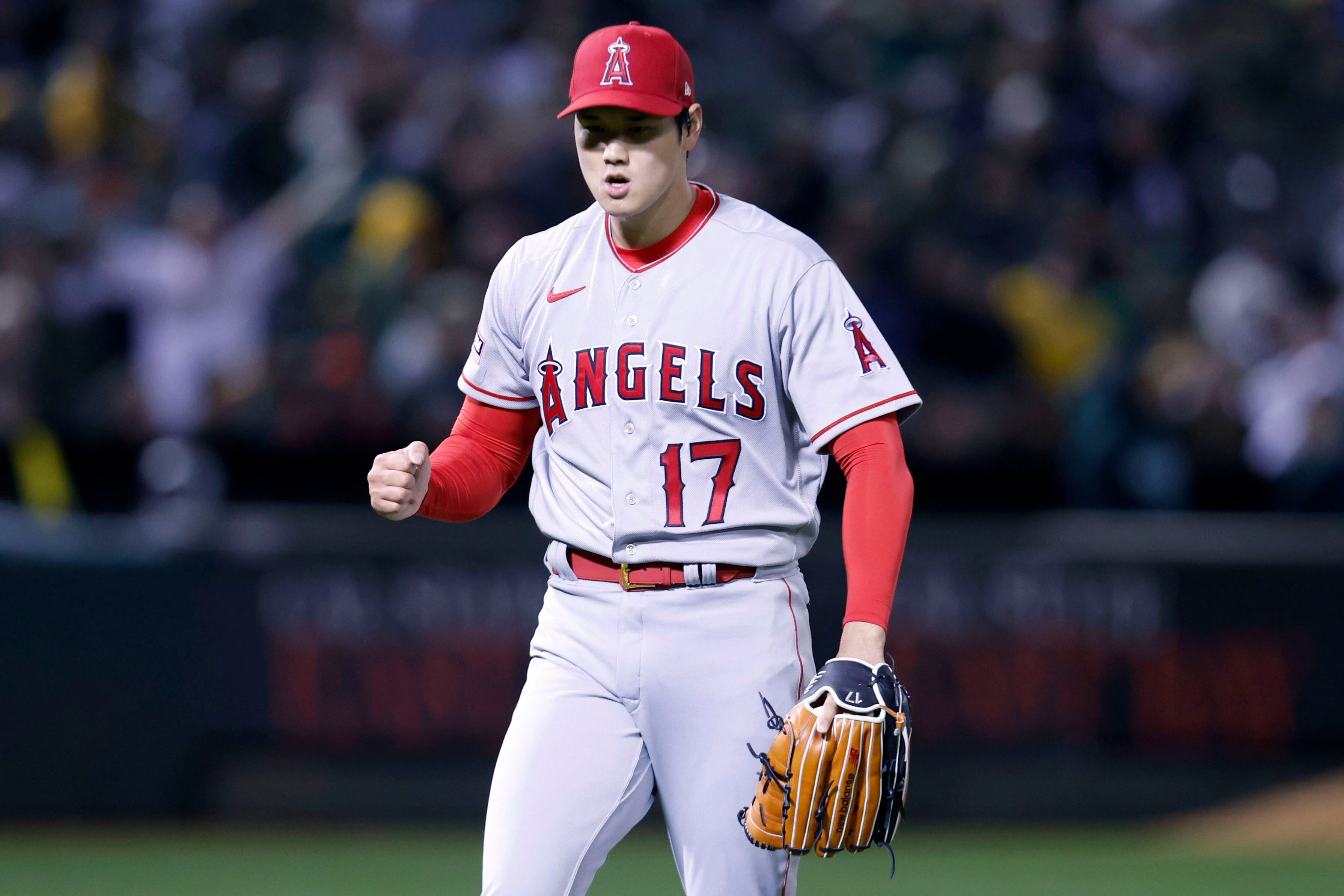 Angels' Hunter Renfroe's opening day no-look grab may already be catch of  the year