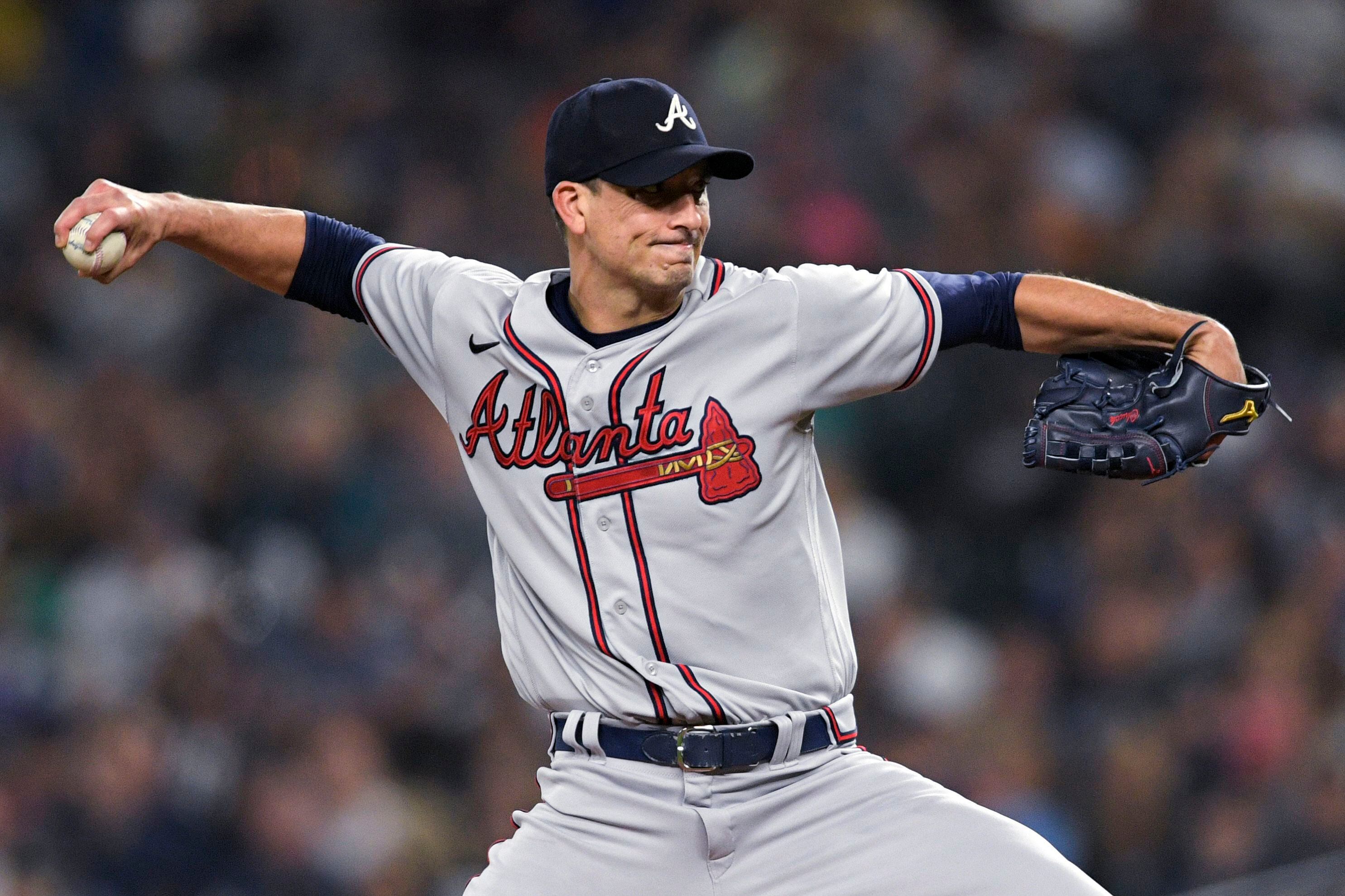 Braves beat Mariners, alone in 1st for first time all year