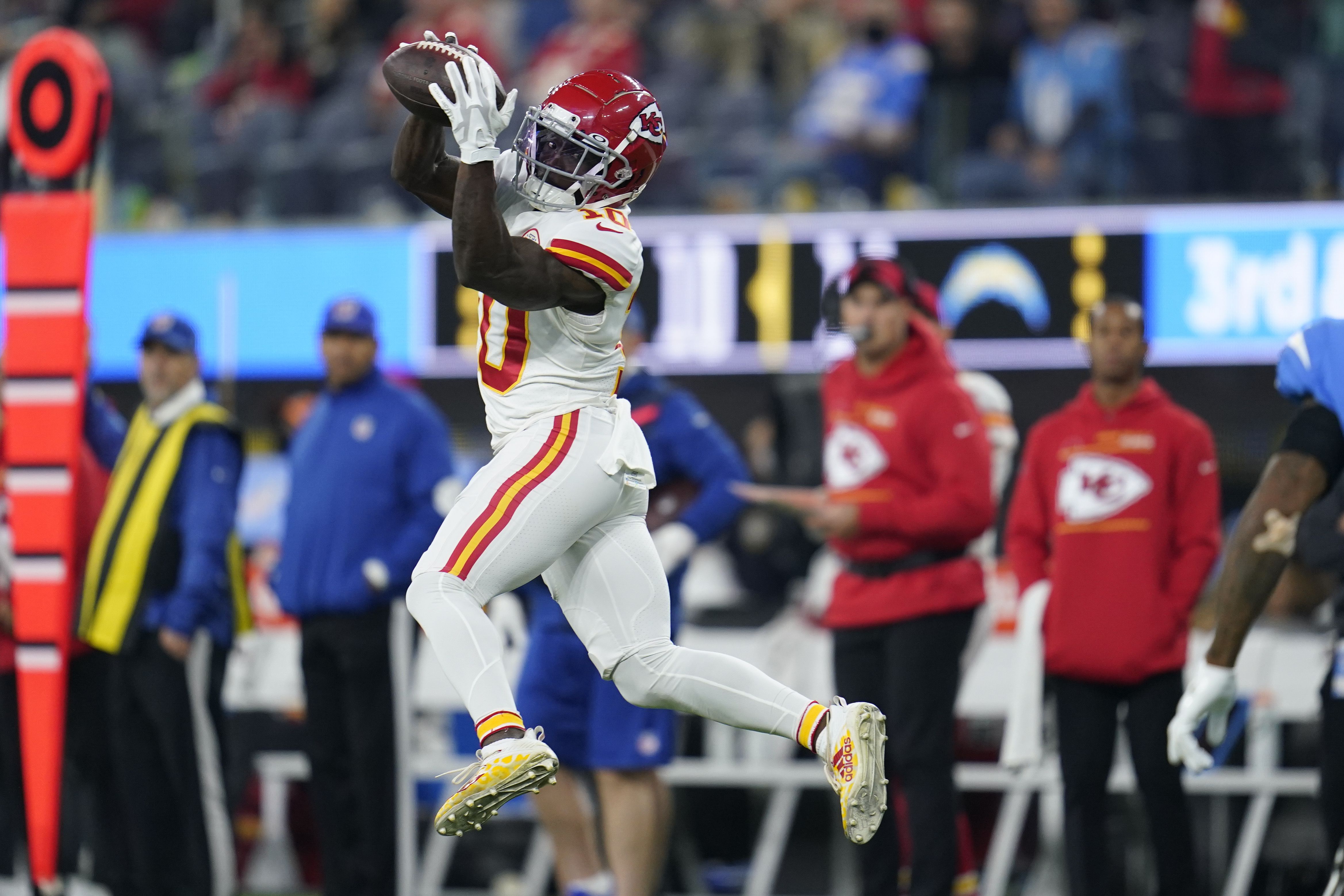 WATCH: Patrick Mahomes connects with Tyreek Hill on 75-yard TD