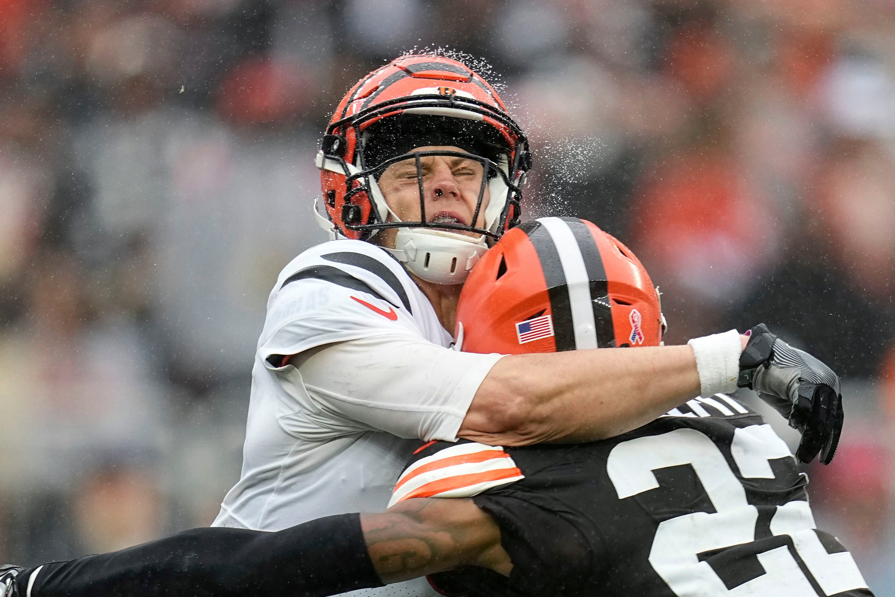 Deshaun Watson runs for TD, Browns bottle up Joe Burrow in 24-3