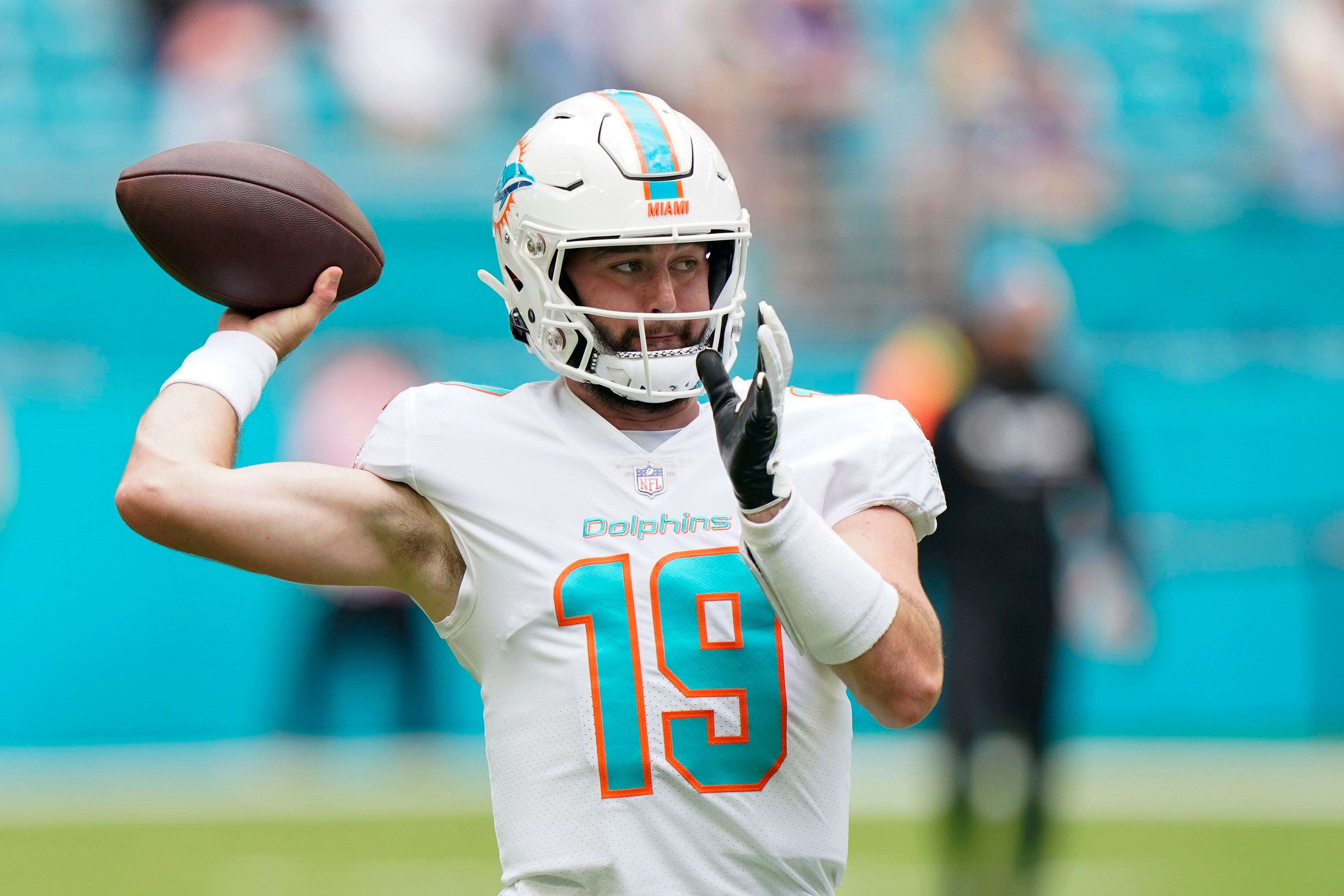 Tua, Tyreek Hill , Miami Dolphins play pingpong in locker room