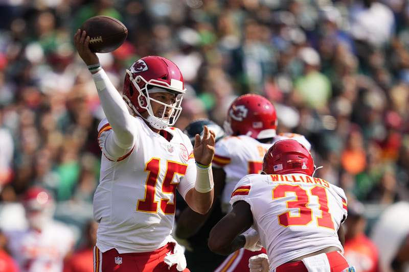 Patrick Mahomes throws 5 TD passes, Chiefs beat Eagles 42-30