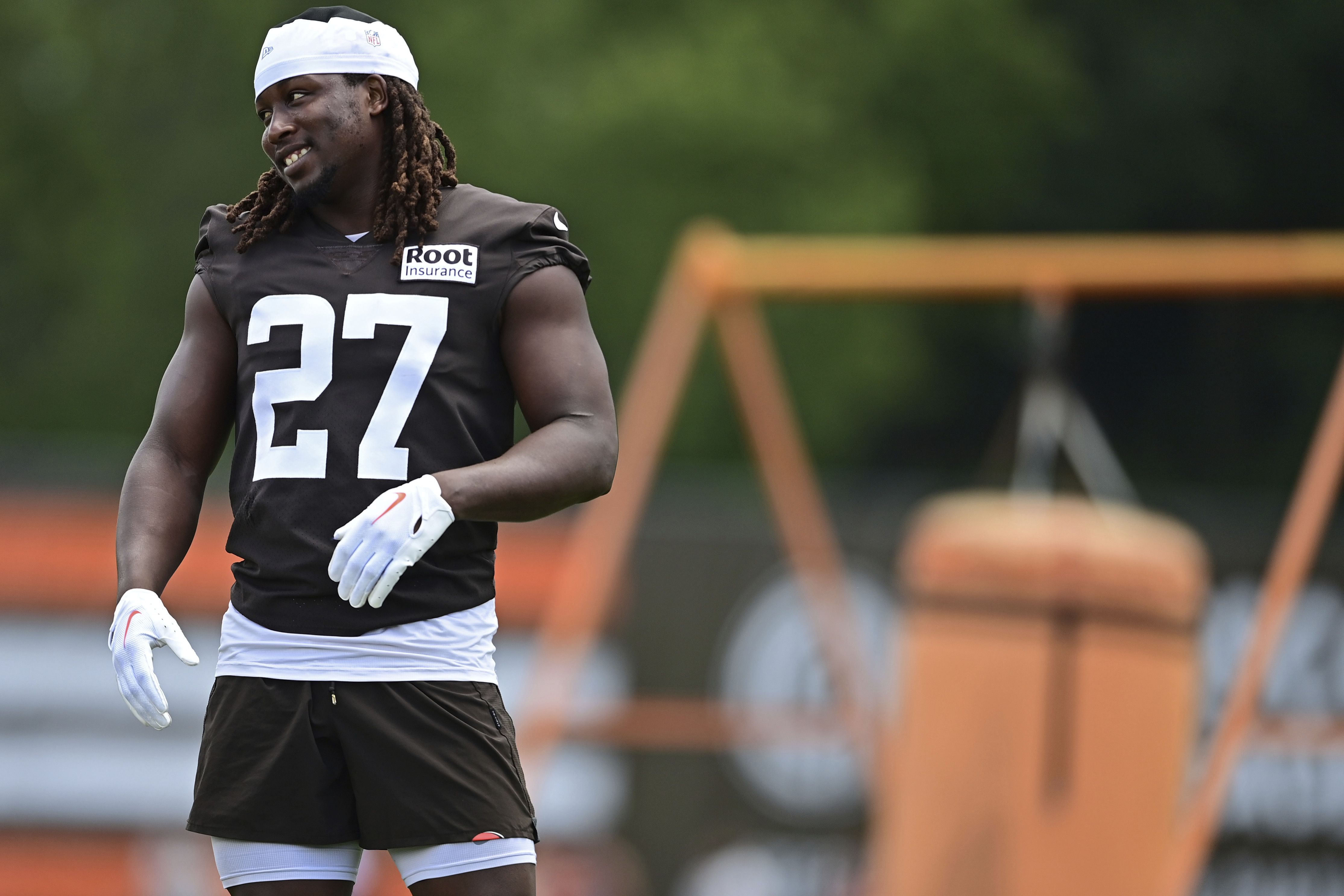 Browns RB Kareem Hunt practices after demanding trade