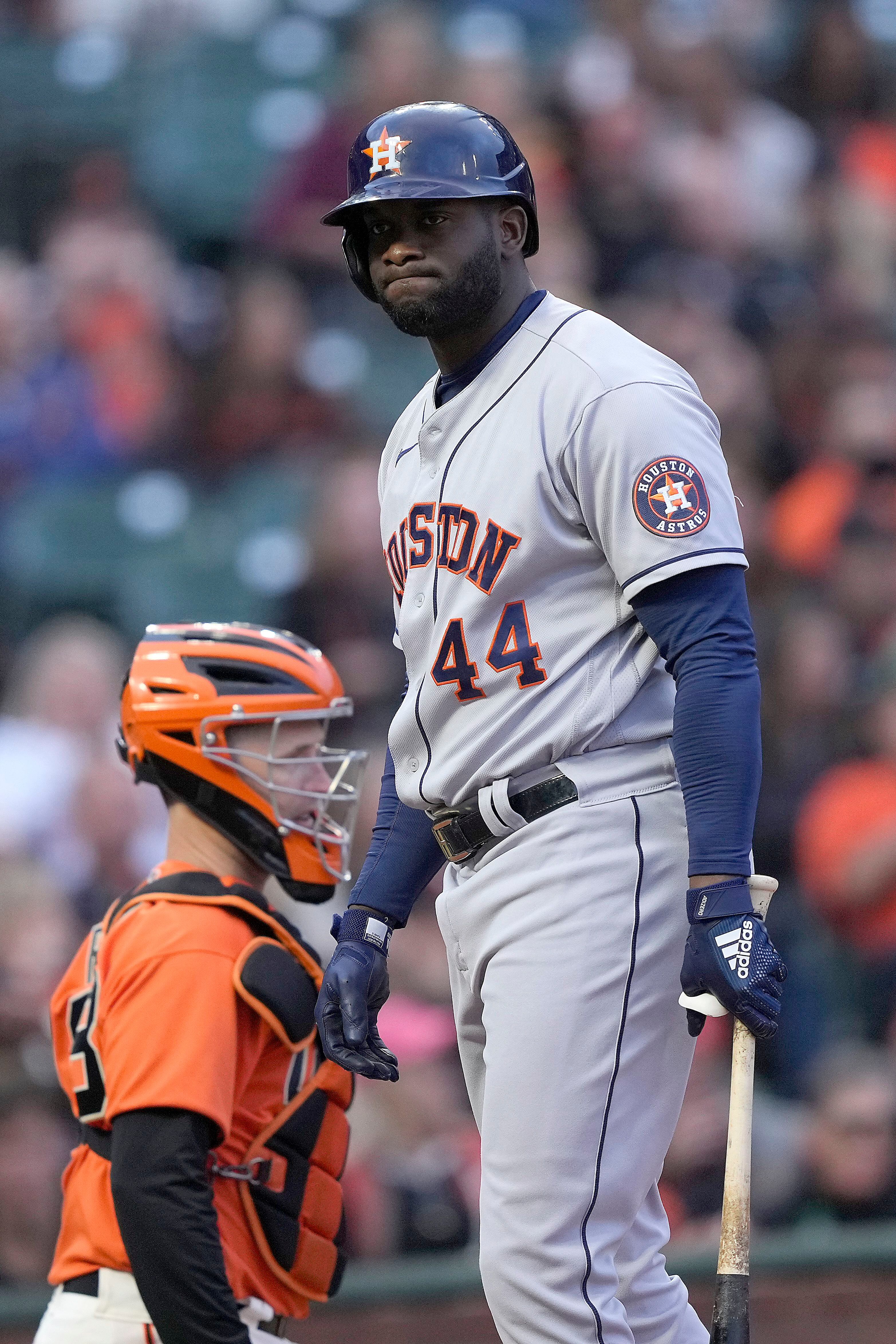 SF Giants' Wilmer Flores homers, exits game vs. Astros