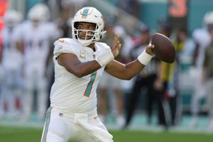 Family stands in to help Tua Tagovailoa learn Dolphins' new playbook 