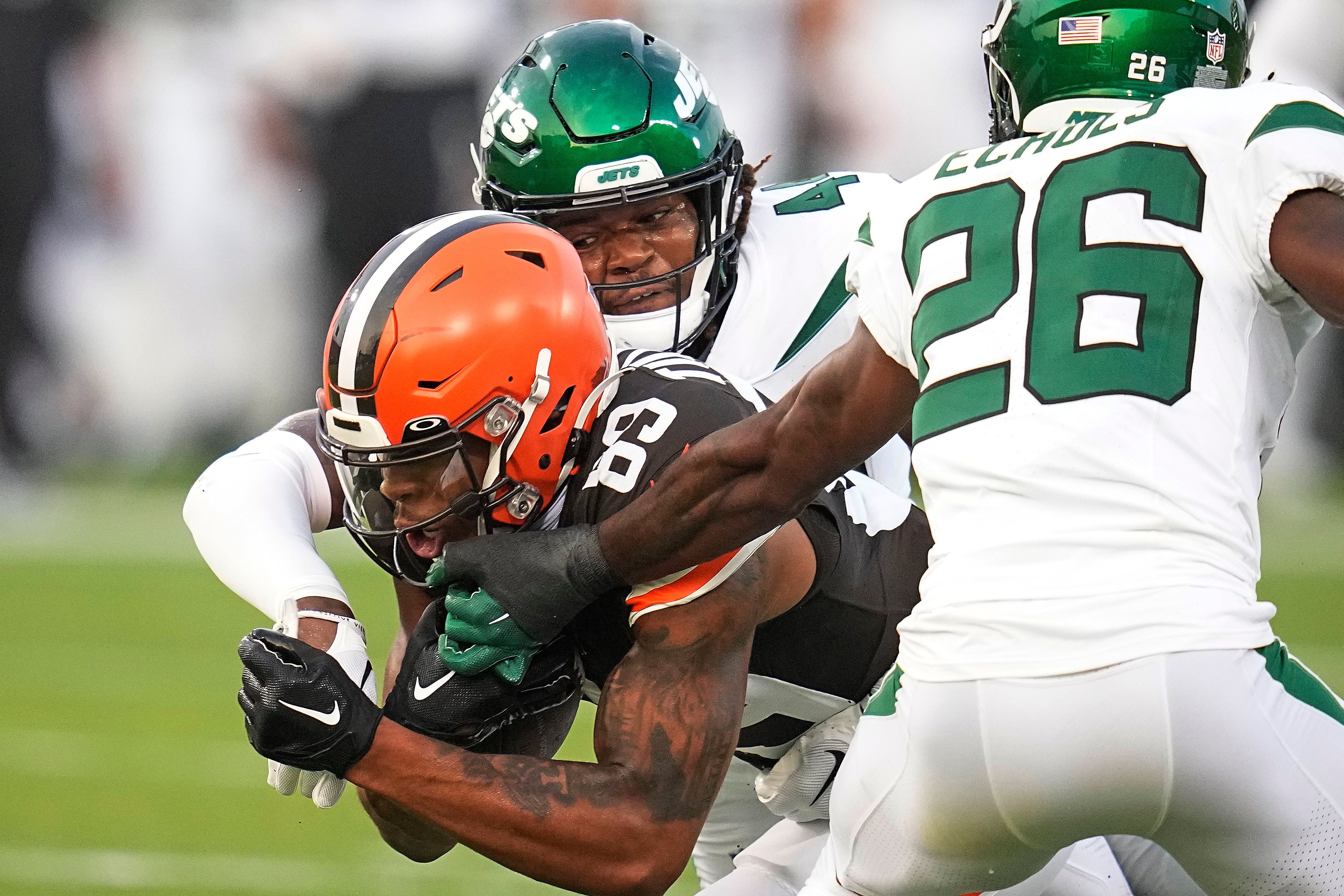 New York Jets linebacker Chazz Surratt follows Cleveland Browns