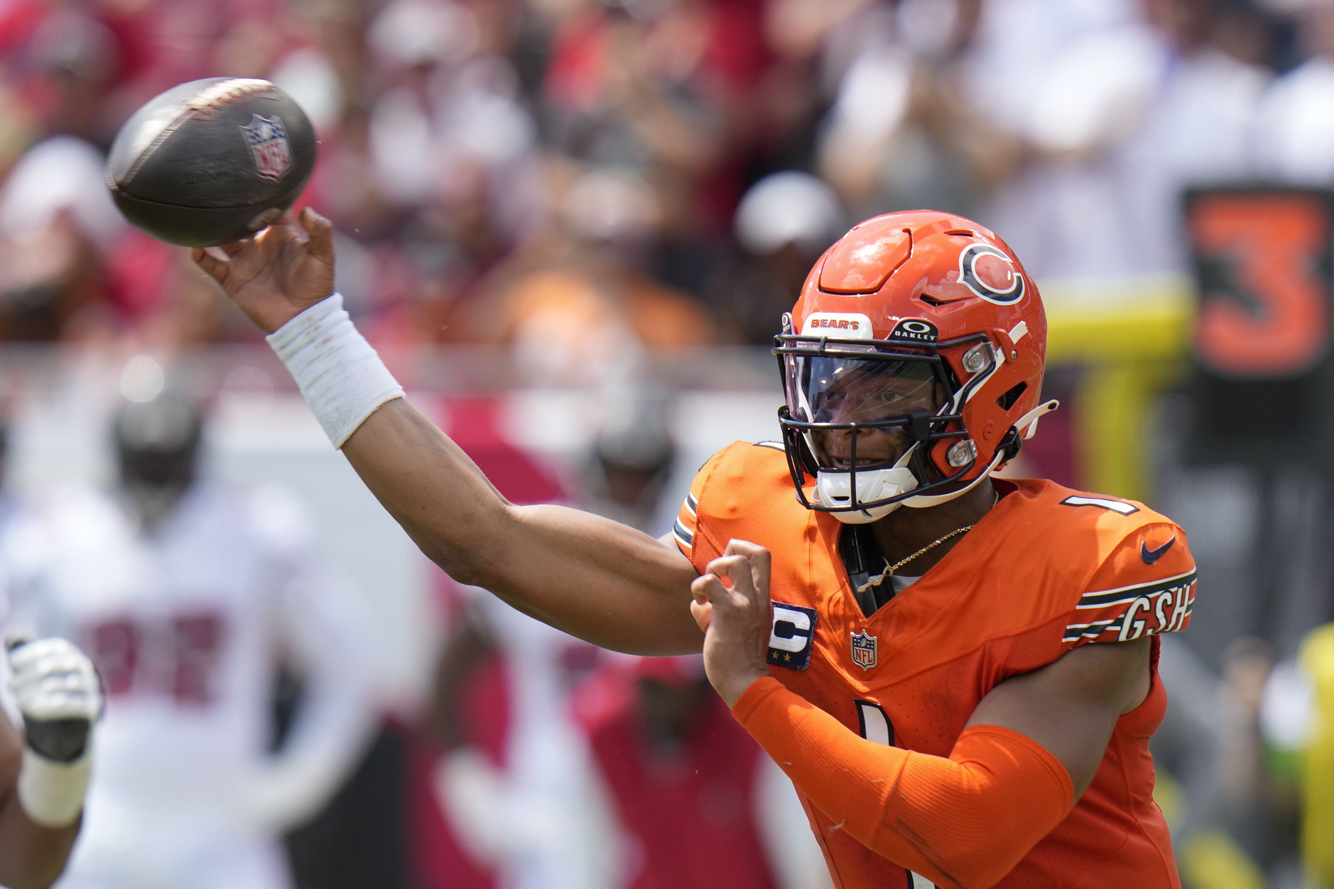 Mayfield shines again, Buccaneers stay unbeaten with 27-17 victory over  struggling Bears 