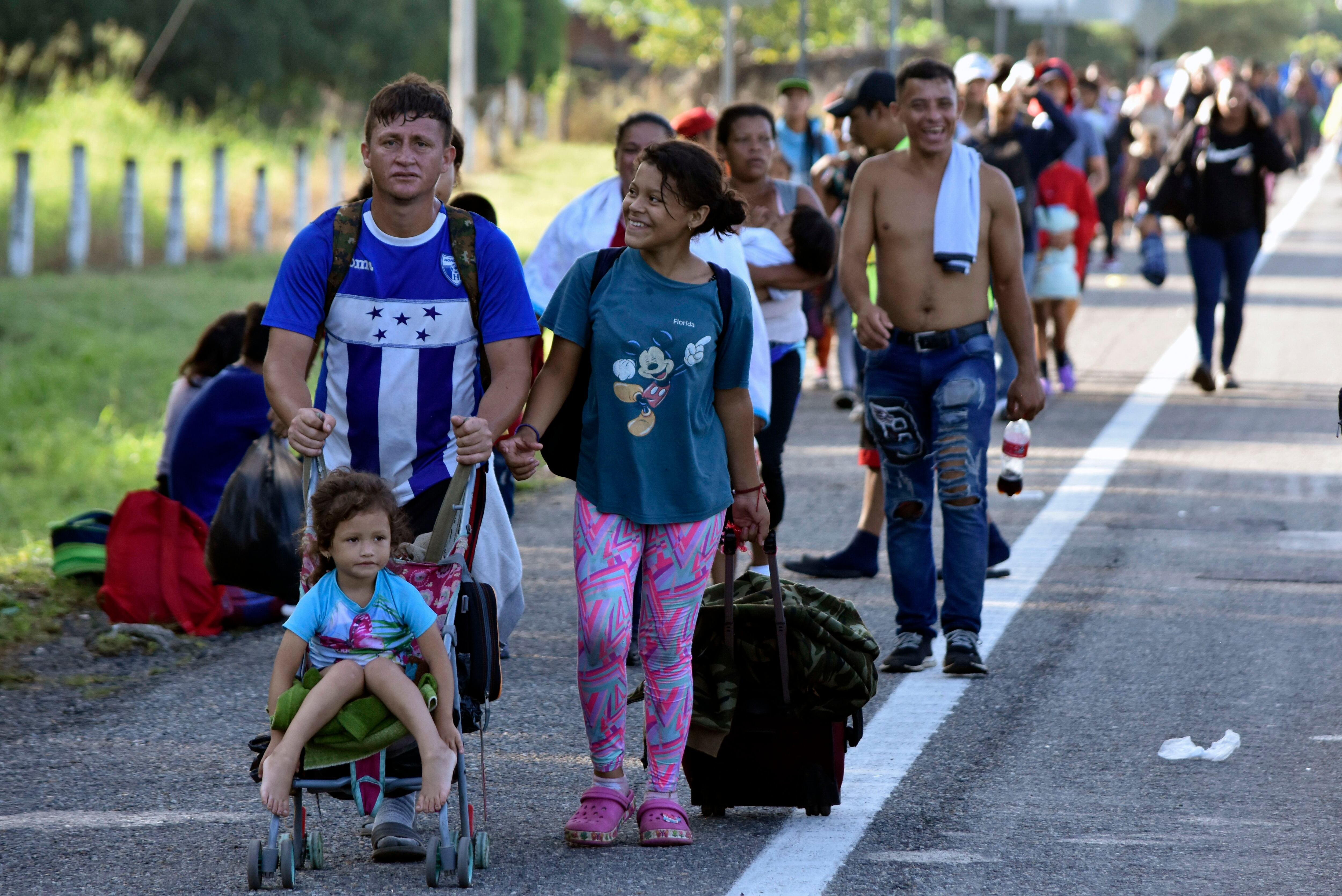 Caravana con unos 5.000 migrantes avanza lentamente por el sur de