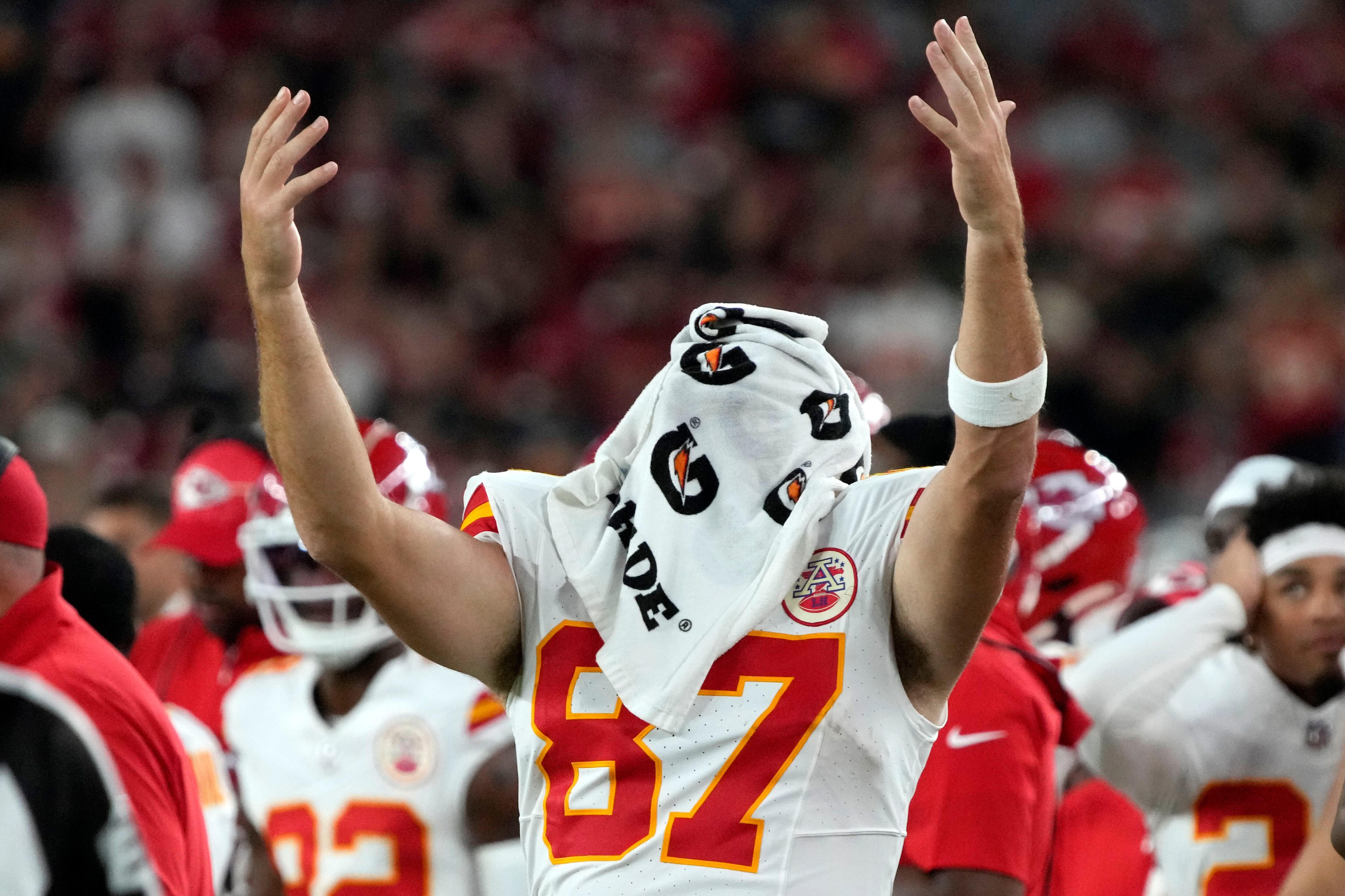 Mahomes throws a touchdown pass as Chiefs roll to 38-10 preseason win over  the Cardinals - The San Diego Union-Tribune