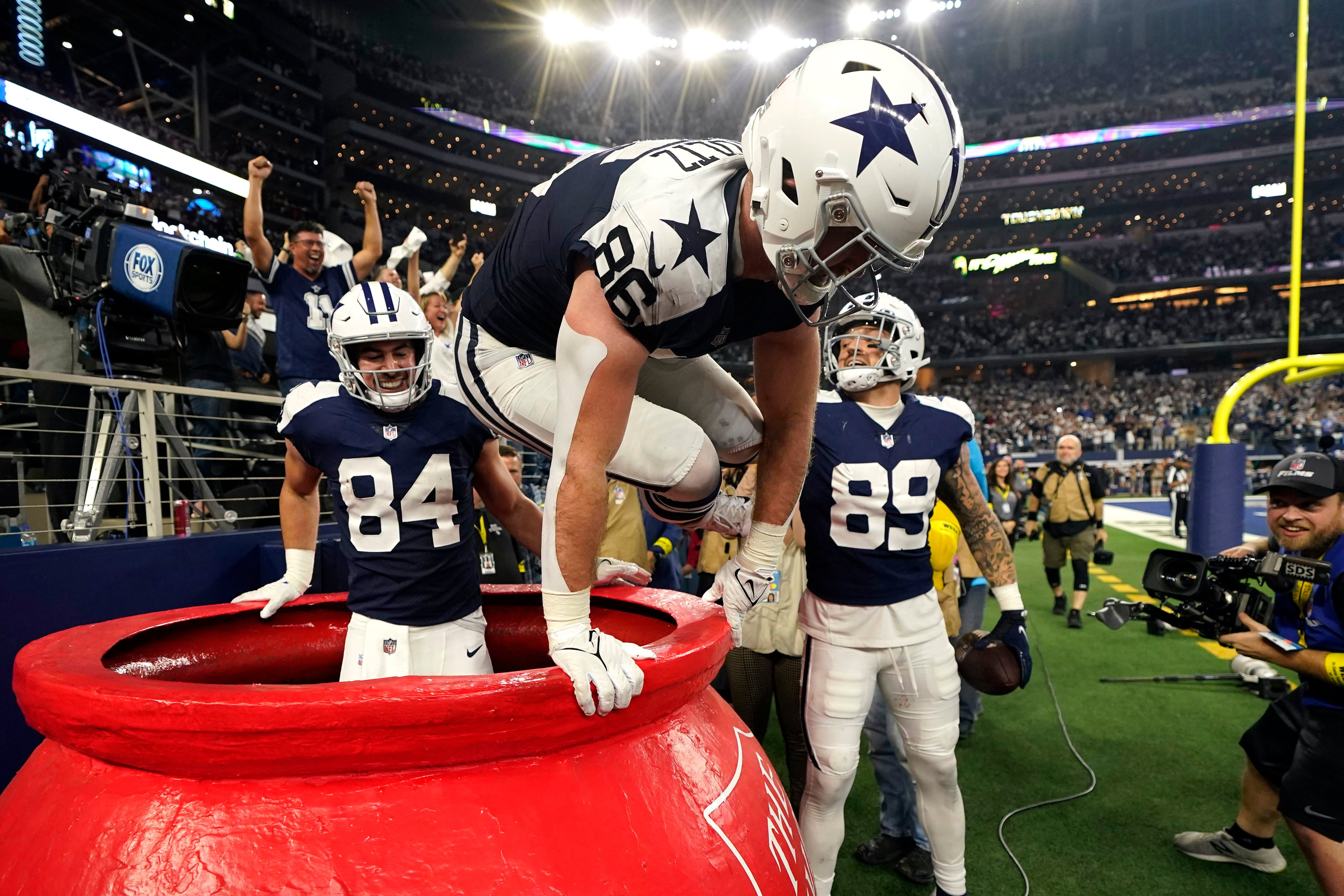 Cowboys TEs play live Whac-A-Mole to celebrate vs. Giants