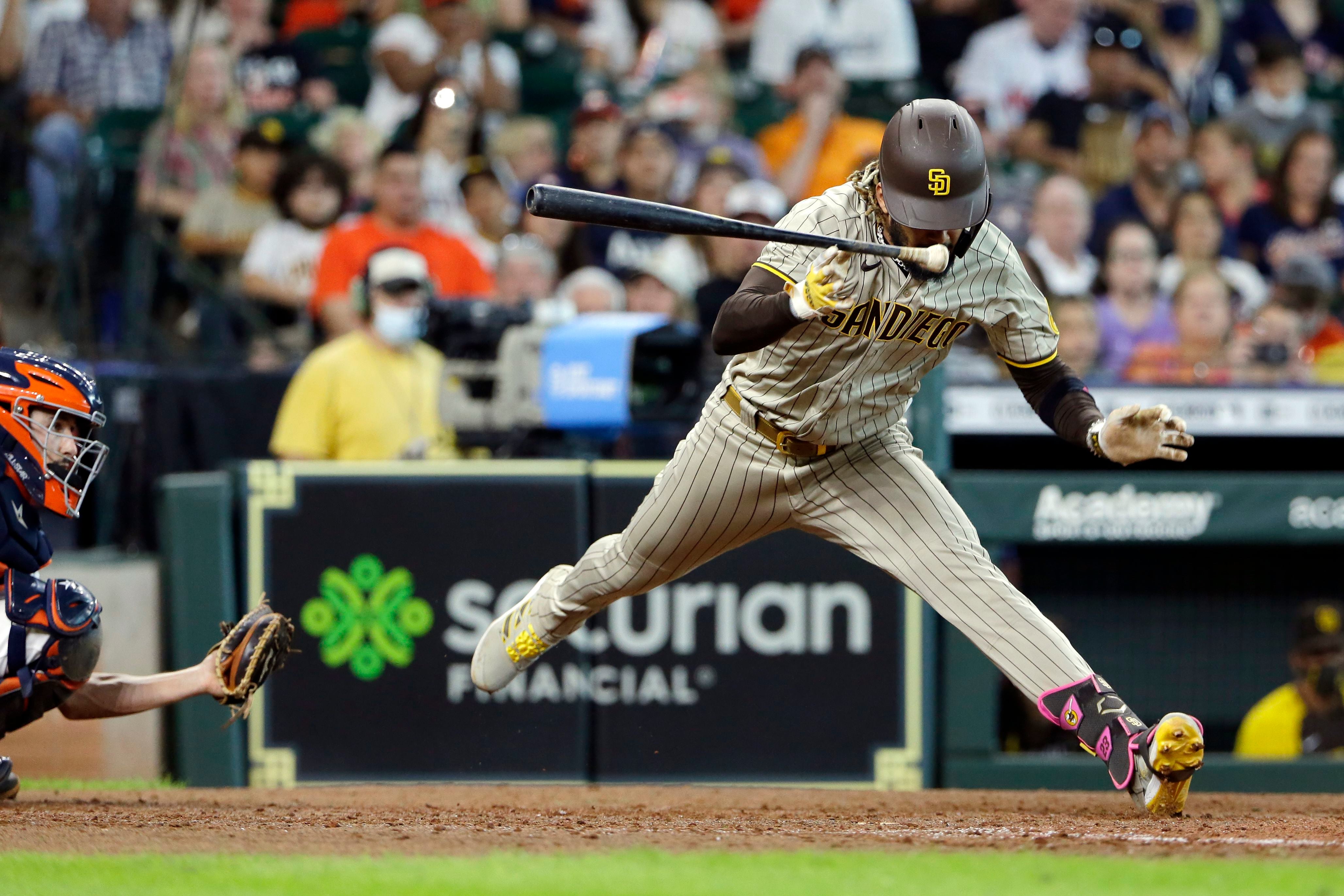 Hosmer's 1st HR of season in 8-run burst, Padres beat Reds