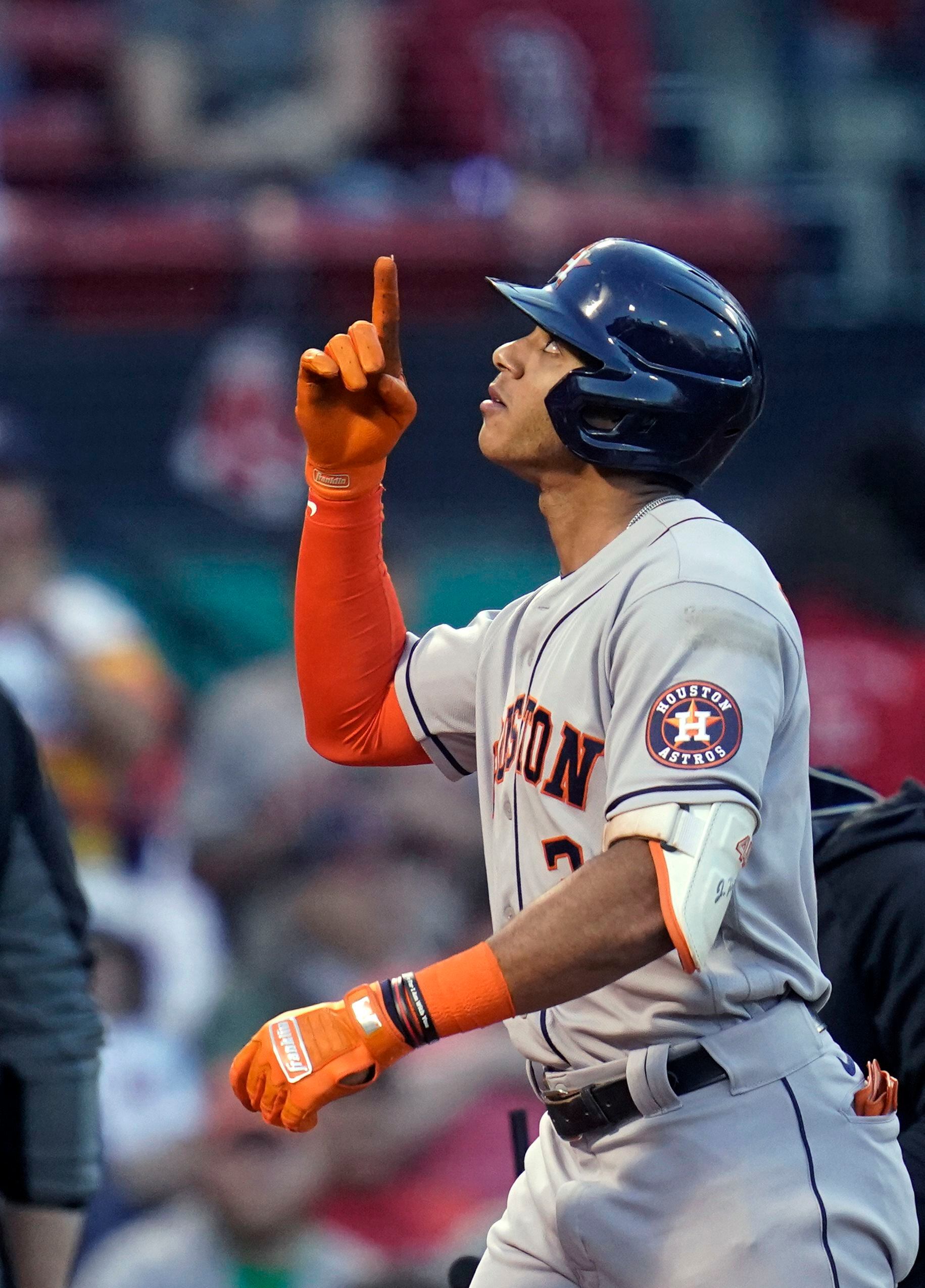 Spotted: Houston Astros' Yuli Gurriel stops for photo at Walmart